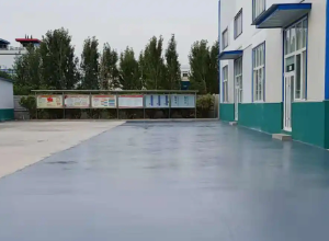 信阳彩色路面喷涂翻新的材料对冬季